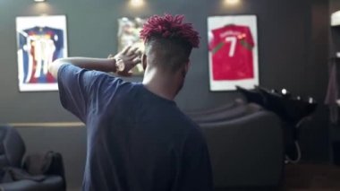 İçerideki Afro-Amerikan tarzının portresi. Kameraya bakıyor, baştan çıkarıcı bir şekilde gülümsüyor. Saçları kırmızıya boyanmış ve örülmüş.