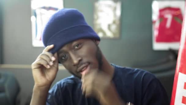 Ritratto di un allegro afroamericano al chiuso. Sorridendo alla telecamera, ridendo . — Video Stock