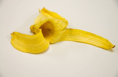 Beyaz arkaplanda muz kabuğu.