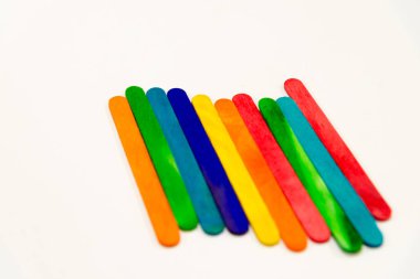 Beyaz arka plan üzerinde renkli ahşap boya kalemi.