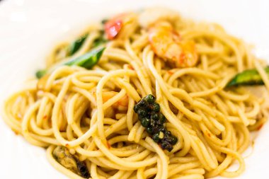 Karıştır - karides ve fesleğenli kızarmış spagetti