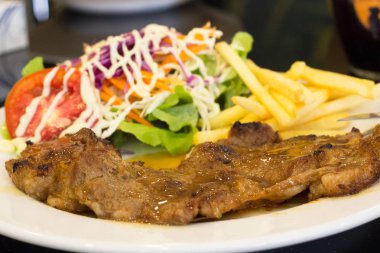 Biftek ile kızarmış patates bir plaka üzerinde