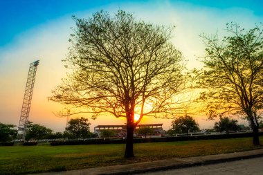 Renkli gökyüzü ile gün batımını izle