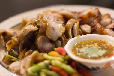 Soslu kızarmış tavuk kanadı.