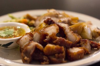 Sebze ve baharatlı kızarmış tavuk.