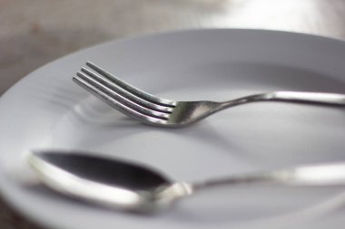 Beyaz bir tabakta çatal.