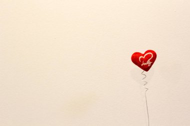 Beyaz kağıtta kırmızı kalp şekli