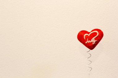 Sevgililer Günü konsepti. Beyaz arkaplanı olan kırmızı kalp