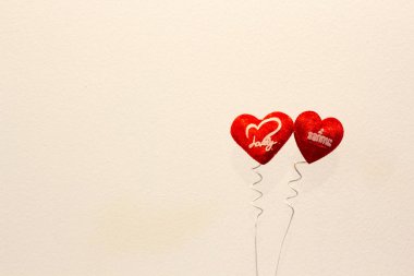 Beyaz arka planda kırmızı balonlar. Aşk. Sevgililer Günü.