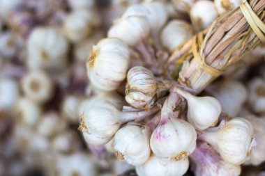 Sarımsak ve karanfil masaya konur..