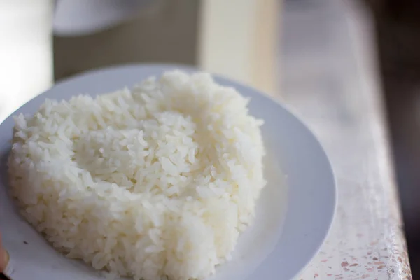 Pirinci Beyaz Tabakta Kapat — Stok fotoğraf