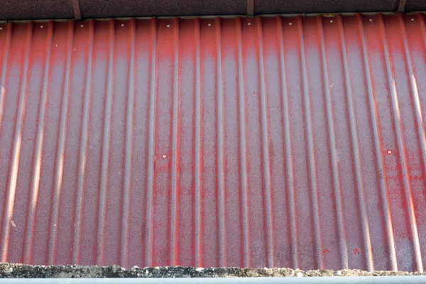 Telhas Vermelhas Com Metal Ferrugem — Fotografia de Stock