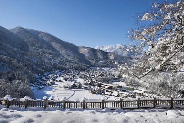 Satul istoric Shirakawago iarna, Japonia — Fotografie, imagine de stoc