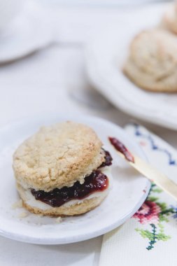 Yakın çekim çörekler tereyağı ve çilek reçeli