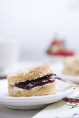 Yakın çekim çörekler tereyağı ve çilek reçeli