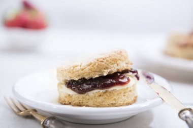 Yakın çekim çörekler tereyağı ve çilek reçeli