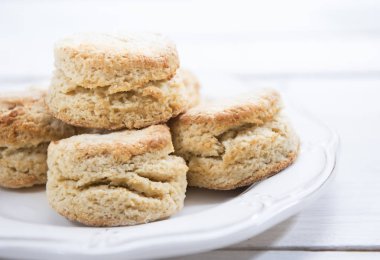 Yakın çekim çörekler ahşap tablo