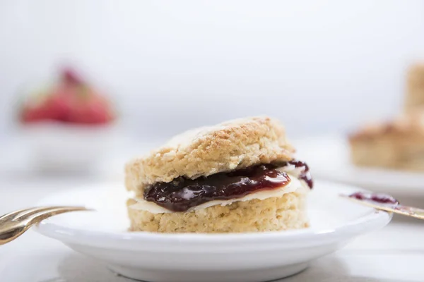 Nahaufnahme-Scones mit Butter und Erdbeermarmelade — Stockfoto