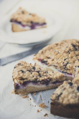 Çilek cheesecake kahve kek üzerine ahşap masa