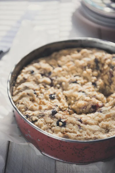 Leckere Beeren Kaffeekuchen auf Holztisch — Stockfoto