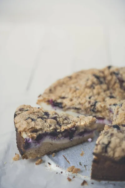 Beeren Käsekuchen Kaffee Kuchen auf Holztisch — Stockfoto