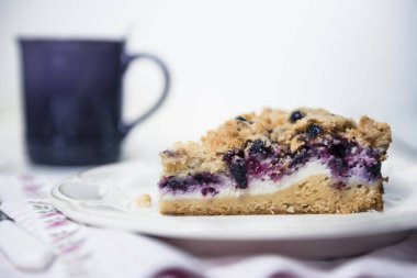 Çilek cheesecake kahve kek üzerine ahşap masa