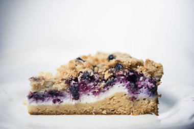 Çilek cheesecake kahve kek üzerine ahşap masa