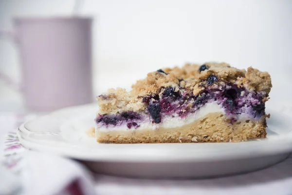 Beeren Käsekuchen Kaffee Kuchen auf Holztisch — Stockfoto