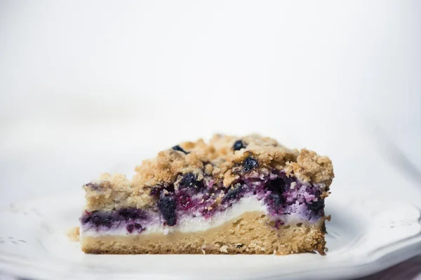 Beeren Käsekuchen Kaffee Kuchen auf Holztisch — Stockfoto