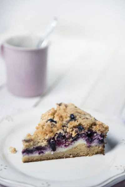 Beeren Käsekuchen Kaffee Kuchen auf Holztisch — Stockfoto