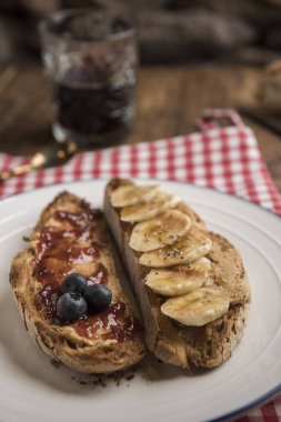 Vejetaryen kahvaltısı, kızarmış köy ekmeği, fıstık ezmesi ve çilek reçeli.