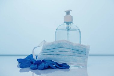 Coronavirus önleme seti, el dezenfektanı jeli, koruyucu maske ve eldivenler. COVID-19 kavramı. Sağlık koruması. Boşluğu kopyala.