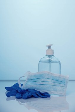 Coronavirus önleme seti, el dezenfektanı jeli, koruyucu maske ve eldivenler. COVID-19 kavramı. Sağlık koruması. Boşluğu kopyala.