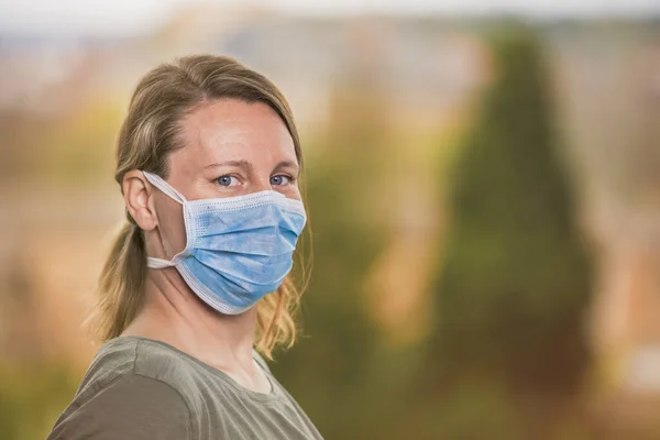 Coronavirus Konsepti Koruyucu Maskeli Bir Kadın Dışarıda Kameraya Bakıyor Kopyalama — Stok fotoğraf