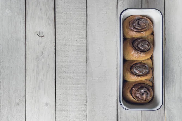 Kanelbullar Vit Plåt Över Vita Rustika Träbord Ovanifrån Med Kopieringsutrymme — Stockfoto