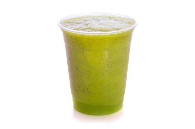 Beyaz arka planda izole edilmiş plastik bardaktaki Kiwi smoothie.