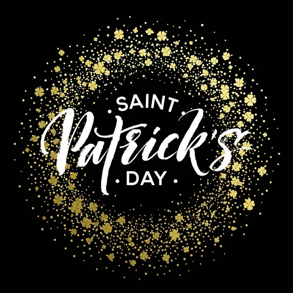 Joyeuse affiche de vœux de saint Patricks avec du texte à lettres et des feuilles de trèfle dorées à paillettes. Illustration vectorielle — Image vectorielle