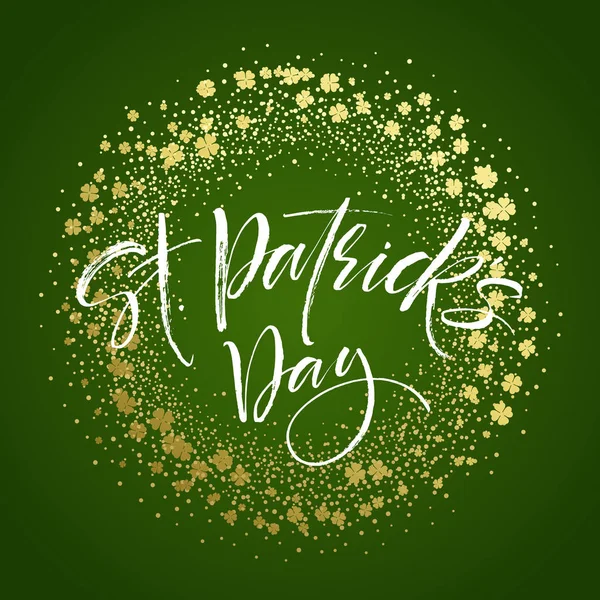 Щасливий день святого Патріка вітальний плакат з написанням тексту і золотим блискучим листям конюшини. Векторні ілюстрації — стоковий вектор