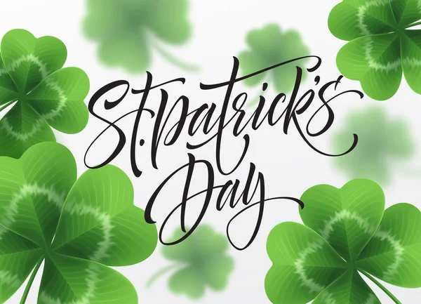 Fröhliche Heilige Patricks Day Gruß Schriftzug auf Kleeblatt Hintergrund. Vektorillustration — Stockvektor