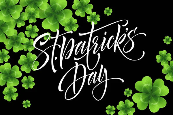 Happy Saint Patricks Day groeten belettering op klaverblaadjes blad achtergrond. Vectorillustratie — Stockvector