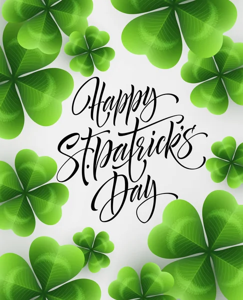 Joyeuse Saint Patricks Day saluant lettrage sur fond de feuilles de trèfle. Illustration vectorielle — Image vectorielle