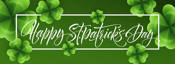 Joyeuse Saint Patricks Day saluant lettrage sur fond de feuilles de trèfle. Illustration vectorielle — Image vectorielle