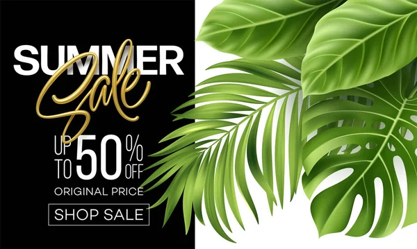 Golden metallic sommar försäljning bokstäver på en ljus bakgrund från gröna tropiska blad av växter. Vektorillustration — Stock vektor
