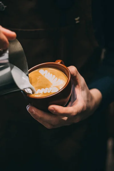 nasıl süt ve kahve barista odak tarafından Latte sanat yapmak