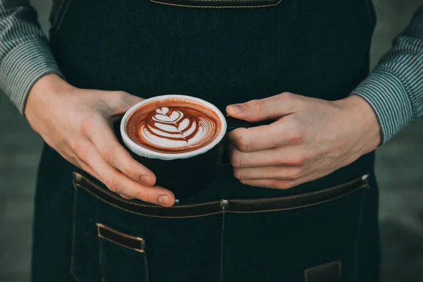 Cómo hacer arte latte por barista enfoque en la leche y el café —  Fotos de Stock