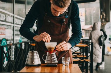 Coffeeshop içinde kahve Barista