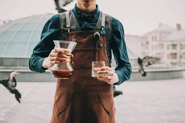 Profesyonel barista kahve alternatif metodu hazırlıyor.