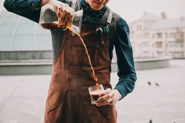 Barista professionnel préparant le café méthode alternative — Photo