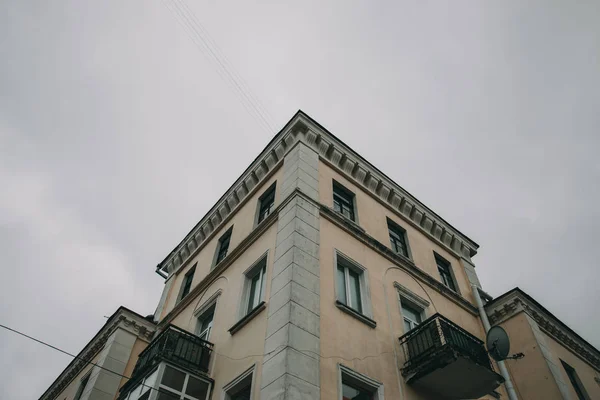 Σωλήνας αποχέτευσης στη γωνία του κτιρίου — Φωτογραφία Αρχείου