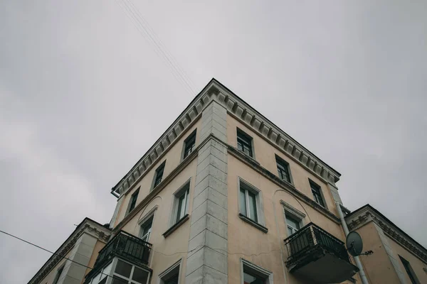 Tubo de drenagem no canto do edifício — Fotografia de Stock